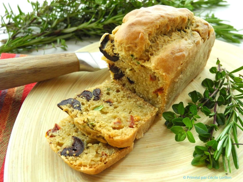 Cake doré aux olives, tomates séchées et aromates