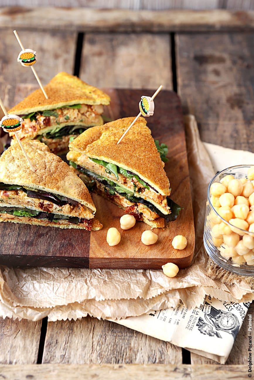 Club sandwich à l’omelette et aux rillettes de pois-chiches
